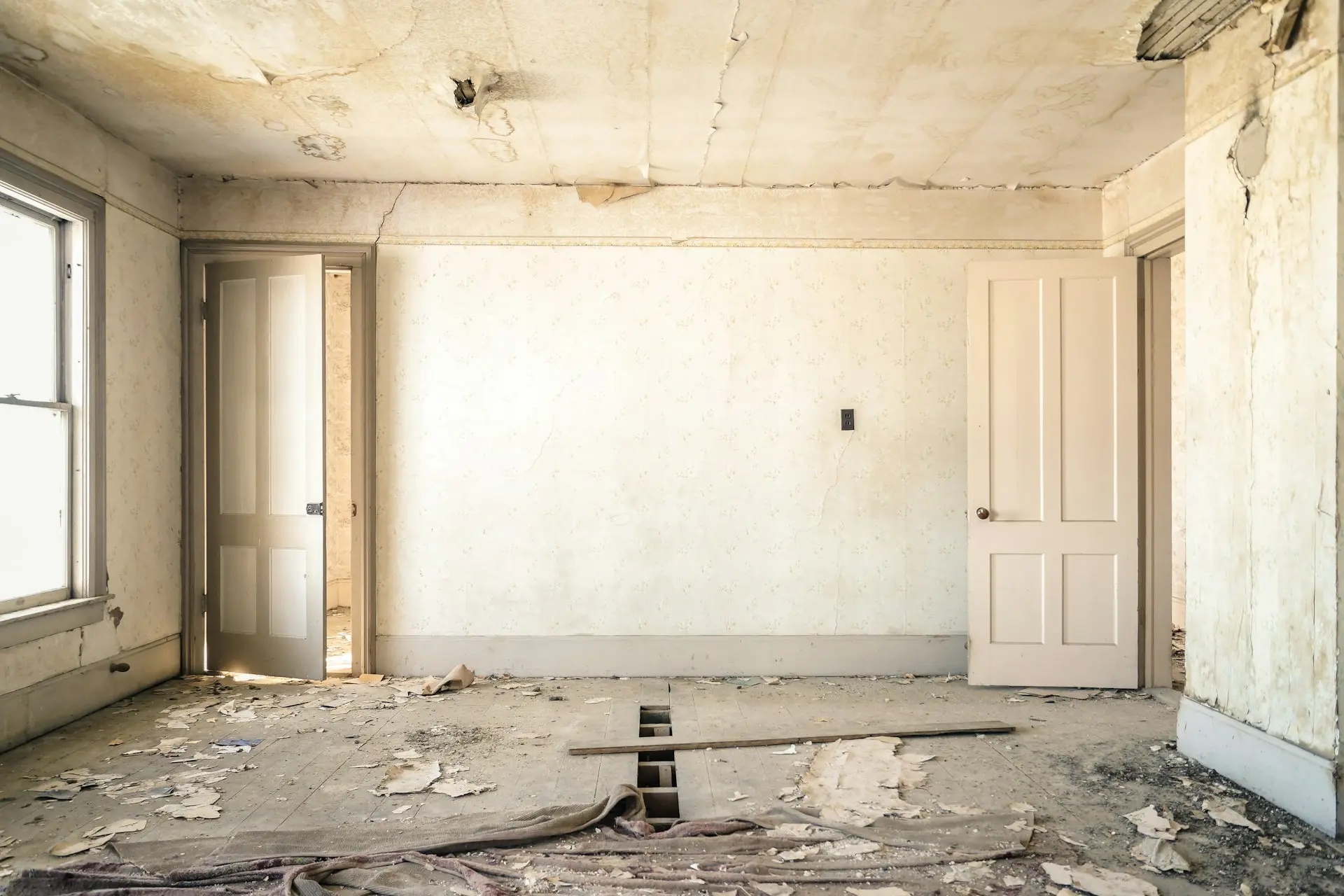 ASD SUNMOON gray concrete walls with broken floor
